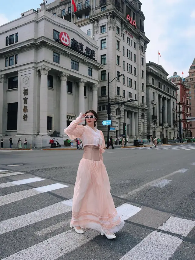 Gaya Liburan Felicya Angelista Liburan ke Shanghai, Percaya Diri dengan Dress Vintage Modern yang Soroti Body Ramping