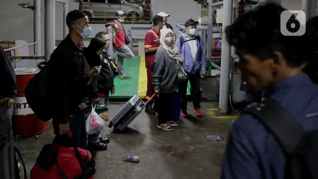 Pemudik Jalan Kaki Padati di Pelabuhan Merak