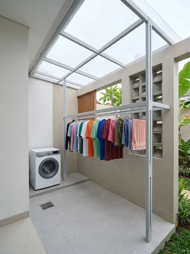 Ruang Jemur Minimalis di Belakang Rumah dengan Atap Polycarbonate