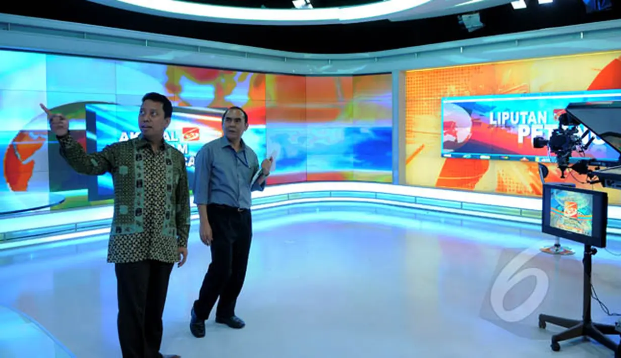 Ketua Umum DPP Partai Persatuan Pembangunan (PPP) Romahurmuziy (kiri) saat mengunjungi studio Liputan6 SCTV, Jakarta, Kamis (12/2/2015). (Liputan6.com/Faisal R Syam)