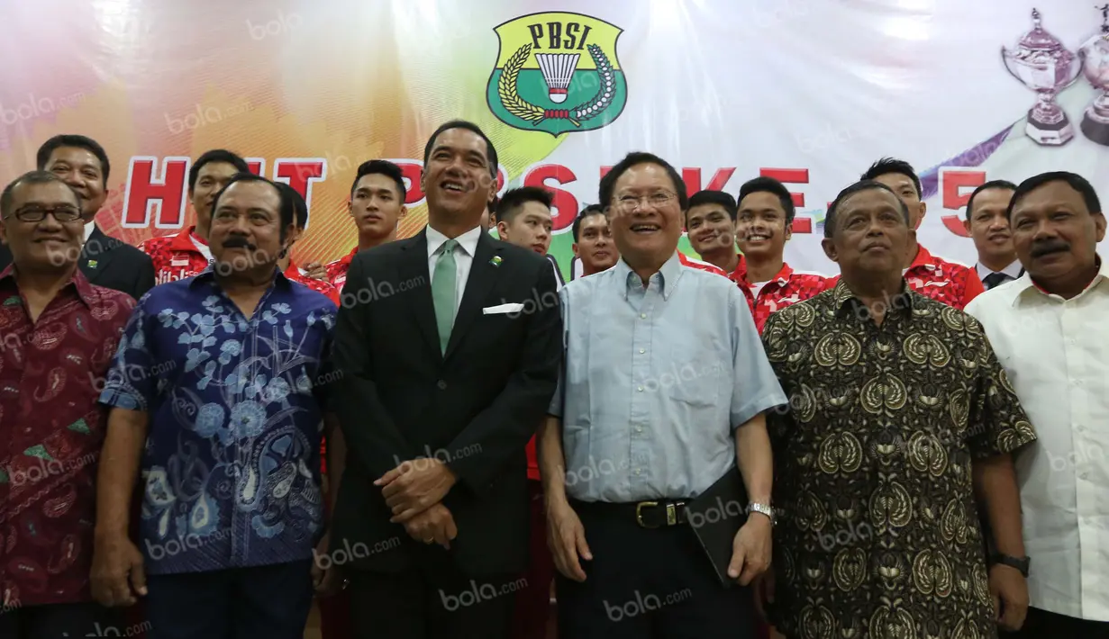 Ketua Umum PBSI, Gita Wirjawan (tengah), Achmad Sutjipto, Subagyo Hadi Siswoyo, Tan Joe Hok, dan Djoko Santoso berfoto dengan tim Thomas Indonesia saat acara pelepasan tim Thomas-Uber Indonesia di Pelatnas Bulutangkis PBSI, Cipayung, Jakarta, (9/5/2016). 