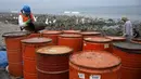 Pekerja melanjutkan kampanye pembersihan minyak di Pantai Pocitos, Ancon, Peru, 15 Februari 2022. Sebulan berlalu, pekerja melanjutkan pembersihan di pantai setelah terkontaminasi tumpahan minyak Repsol. (AP Photo/Martin Mejia)