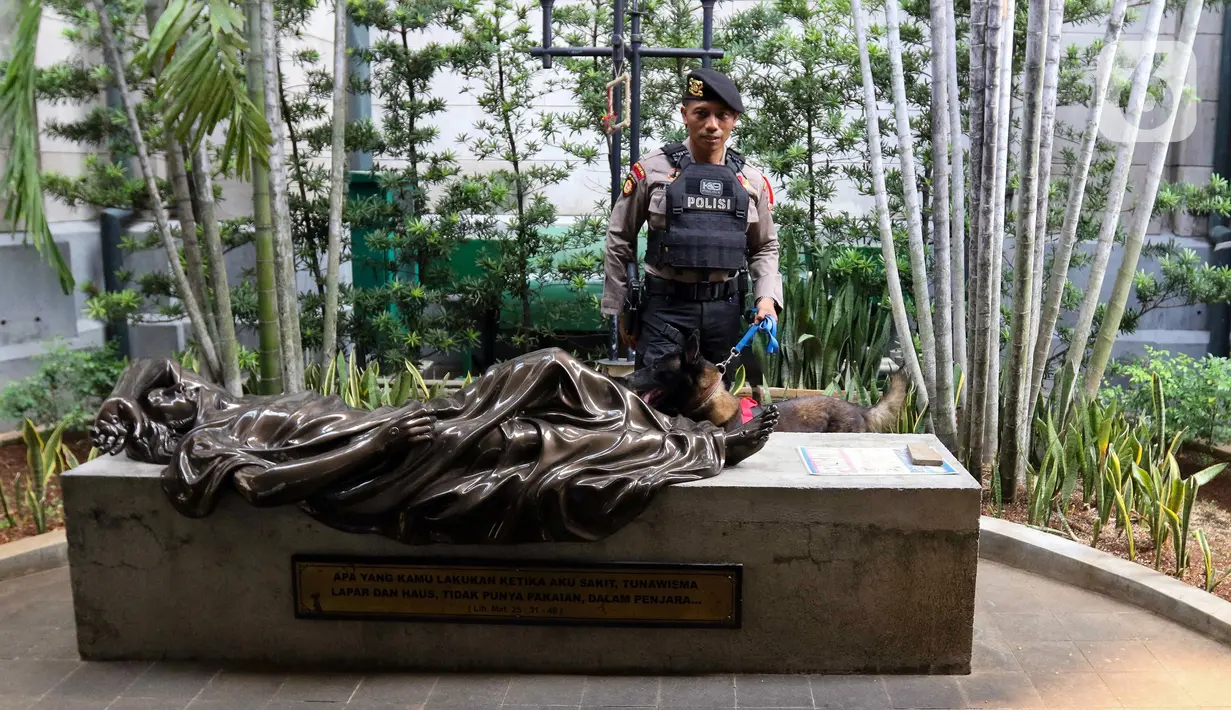 Kapolres Metro Jakarta Pusat Kombes Susatyo Purnomo Condro mengatakan selama Natal akan ada 82 personel yang ditugaskan mengamankan Gereja Katedral selama 24 jam. (Liputan6.com/Herman Zakharia)