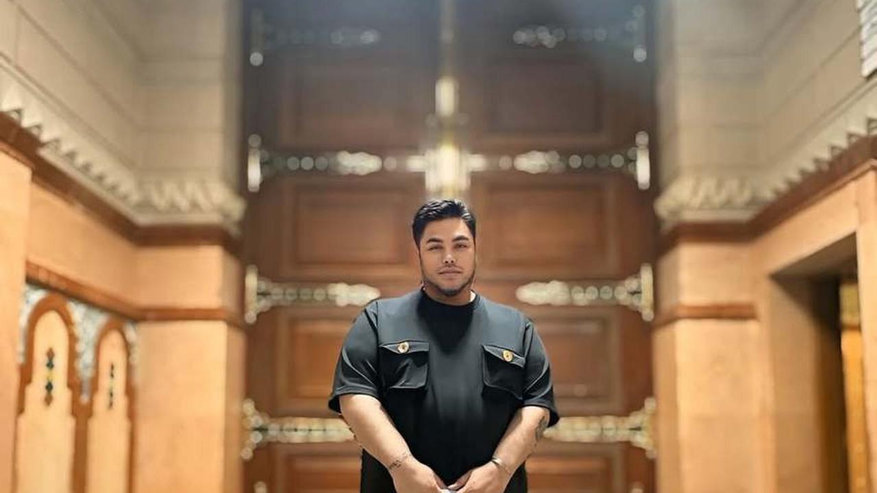 7 Potret Ivan Gunawan di Tanah Suci, Berangkat Awal Waktu Saat Jumatan - Bagi-Bagi Sarapan untuk Jamaah Subuh