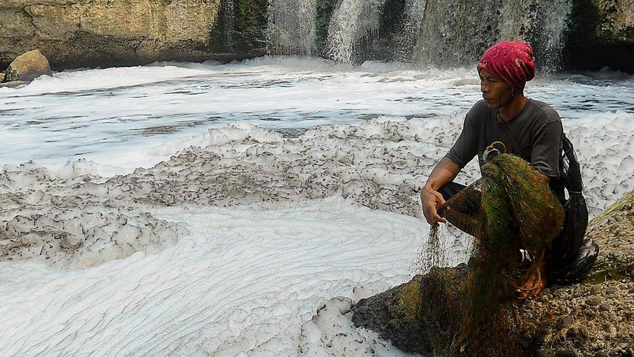 Selain itu, kondisi ini diperparah dengan musim kemarau sehingga membuat aliran air kali tersebut sulit mengalir dengan lancar.<br>