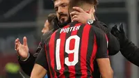 Krzysztof Piatek menjalani debutnya bersama AC Milan, pada laga kontra Napoli dalam pertandingan pekan ke-21 Serie A, di San Siro, Sabtu (26/1/2019) malam waktu setempat. (AP Photo/Antonio Calanni)