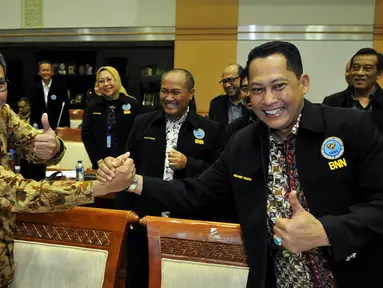 Kepala BNN Budi Waseso bersalaman dengan Plt pimpinan KPK Johan Budi saat Rapat Dengar Pendapat (RDP) dengan Komisi III DPR di Jakarta, Senin (7/9/2015). RDP yang membahas Rencana Kerja dan Anggaran dihadiri BNN, KPK, dan PPATK. (Liputan6.com/Johan Tallo)