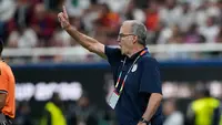 Pelatih Uruguay, Marcelo Bielsa, bereaksi di tepi lapangan dalam pertandingan Grup H Piala Dunia 2026 melawan Spanyol di Zapopan, dekat Guadalajara, Meksiko, Sabtu (27/6/2026). (AP Photo/Natacha Pisarenko)