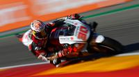Pembalap LCR Honda, Takaaki Nakagami, berhasil merebut pole pada MotoGP Teruel 2020. (AFP/Pierre-Philippe Marcou)