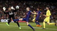 Aksi pemain FC Barcelona, Andres Iniesta mengecoh kiper Villareal pada laga La Liga Santander di Camp Nou stadium, Barcelona, (9/5/2018). Barcelona menang telak 5-1. (AP/Manu Fernandez)