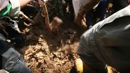 Tim evakuasi menemukan jenazah yang yang tertimbun longsor di desa Caok,Purworejo, Jawa Tengah, Selasa, (21/6). Evakusai hari ke tiga pasca longsor petugas berhasil menemukan dua jenazah di dusun tersebut. (Boy Harjanto)