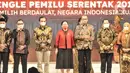 Menteri Dalam Negeri Tito Karnavian, Ketua DPR Puan Maharani, Ketua KPU Hasyim Asy’ari, bersama komisioner KPU saat meresmikan peluncuran tahapan Pemilu 2024 di Gedung KPU, Jakarta, Selasa (14/6/2022) malam. Usai tahapan awal Pemilu 2024 resmi dibuka, KPU akan langsung merancang perencanaan program dan Anggaran serta Penyusunan Peraturan Pelaksanaan Penyelenggaraan Pemilu. (merdeka.com/Iqbal S Nugroho)