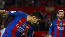 Penyerang Barcelona, Luis Suarez berusaha melewati kiper Sevilla, Sergio Rico pada lanjutan La Liga spanyol di Stadion Sanchez Pizjuan,  Spanyol, (7/11). Barcelona menang atas Sevilla 2-1. (REUTERS/ Marcelo del Pozo)