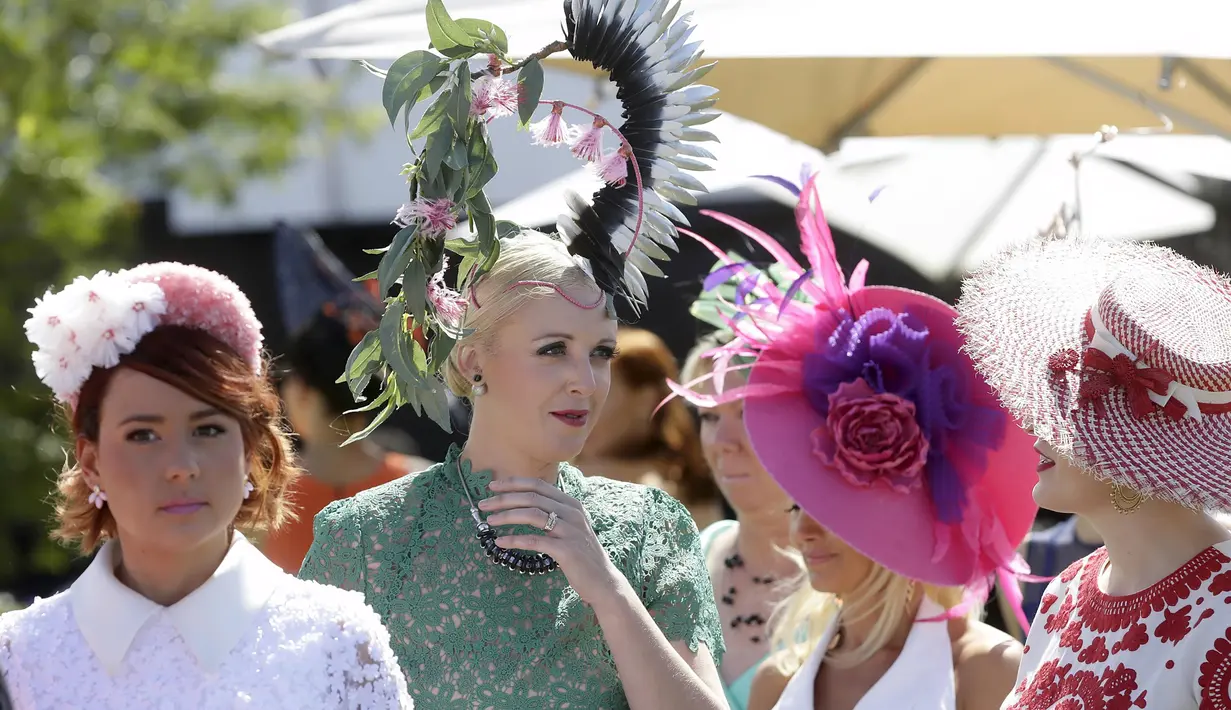 Wanita berdandan "Housewife Style Era" tahun 50-an saat menghadiri perlombaan pacuan kuda Melbourne Cup di Flemington Racecourse di Melbourne ,Australia, Selasa (3/11/2015). Lomba ini menjadi yang termahal di Australia. (REUTERS/Hamish Blair)