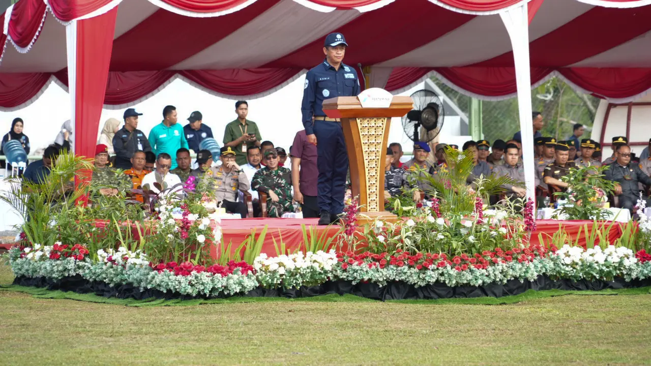 Menteri LH/Kepala BPLH Hanif Faisol Nurofiq saat memimpin apel kesiapsiagaan karhutla di Dumai, Riau.