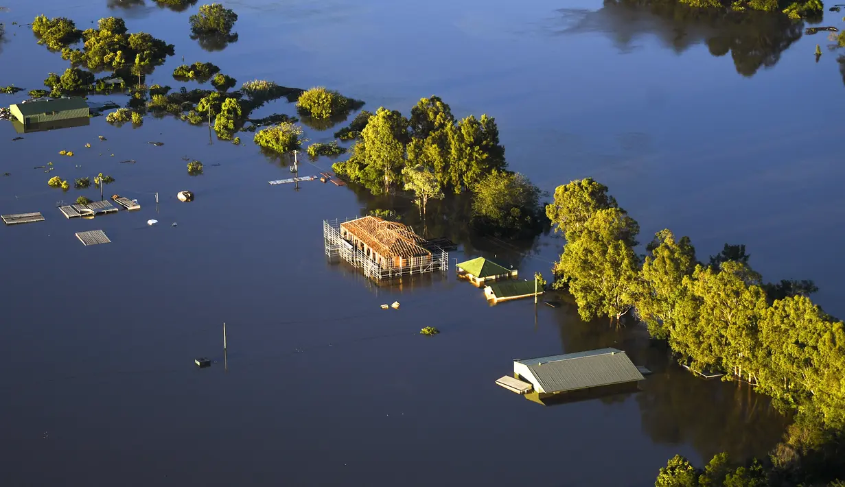 Sebagian bangunan terendam banjir di daerah Windsor, barat laut Sydney, Australia, Rabu (24/3/2021).  Sekitar 18.000 penduduk negara bagian terpadat di Australia telah meninggalkan rumah mereka sejak pekan lalu, dengan peringatan banjir dapat berlanjut hingga April. (Lukas Coch/Pool Photo via AP)