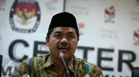 Ketua KPU, Juri Ardiantoro memberikan penjelasan saat Konferensi Pers di Jakarta, Jumat (10/2). Konferensi Pers Bersama dalam rangka mewujudkan pilkada bebas dari kekerasan terhadap perempuan dan kelompok rentan lainnnya. (Liputan6.com/Faizal Fanani)