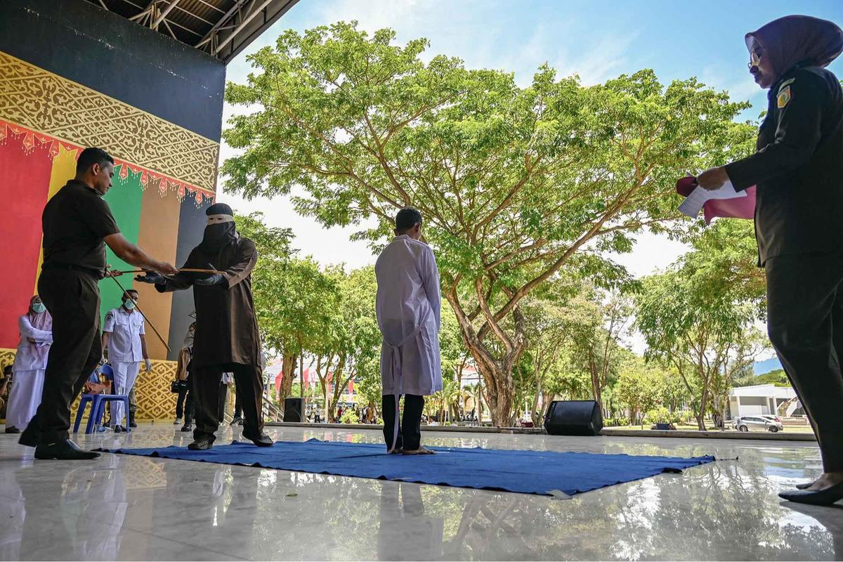 FOTO: 10 Terpidana Dicambuk di Banda Aceh, Termasuk Pasangan Sesama Jenis