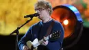 Momen Ed Sheerran mambawakan memainkan gitarnya merupakan salah satu yang dinanti-nanti. Namun tidak hanya itu saja, salah satu hal yang jarang terlihat adalah kombinasi antara Ed Sheeran, gitar dan kaca mata. (sumber: Liputan6.com/AFP)