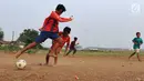 Anak-anak bermain bola di kawasan proyek perluasan landasan pacu atau Runway 3A Bandara Soekarno-Hatta (Soetta), Rawa Bokor, Tangerang, Banten, Selasa (2/7/2019). Mereka memanfaatkan lahan kosong yang belum dikerjakan pihak kontraktor untuk bermain bola. (merdeka.com/Arie Basuki)