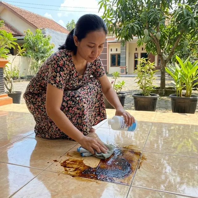 Membersihkan getah pohon di teras rumah dengan alkohol (Gemini AI)