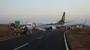 Sebuah pesawat maskapai India, Jet Airways, tergelincir saat akan lepas landas dari Bandara Dabolim di Goa, India, Selasa (27/12). Sedikitnya 15 orang mengalami luka-luka dalam insiden ini. (Indian Navy/Indian Ministry of Defence/Handout via REUTERS)