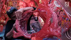 Seorang pedagang membuat pernak-pernik Imlek di Glodok, Jakarta, Senin (22/1). Jelang perayan imlek sejumlah pedagang mulai menyajikan hiasan untuk merayakan Imlek 2018. (Liputan6.com/Angga Yuniar)
