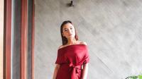 Chelsea Olivia tampil elegan dengan balutan midi dress off the shoulder warna merah. (Instagram/chelseaoliviaa).