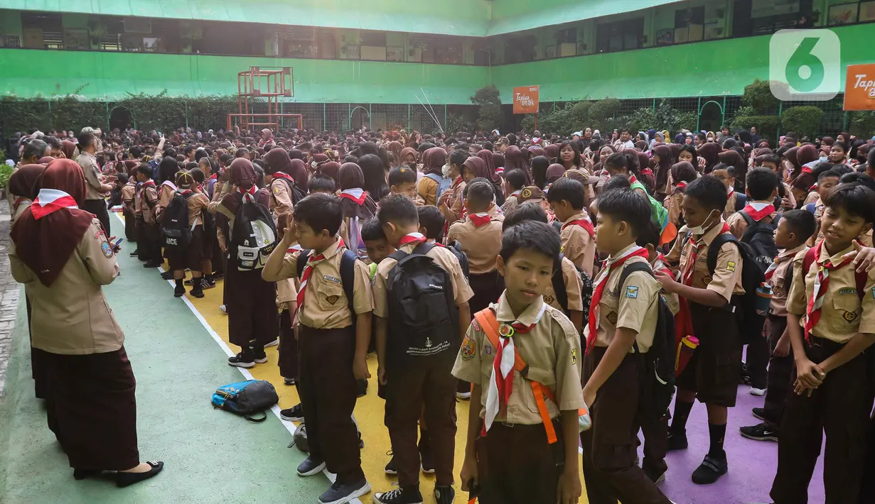 MPLS bagi siswa baru adalah kegiatan pertama yang dilakukan ketika masuk sekolah untuk pengenalan program, sarana dan prasarana sekolah, cara belajar, penanaman konsep pengenalan diri, dan pembinaan awal kultur sekolah. (Liputan6.com/Herman Zakharia)