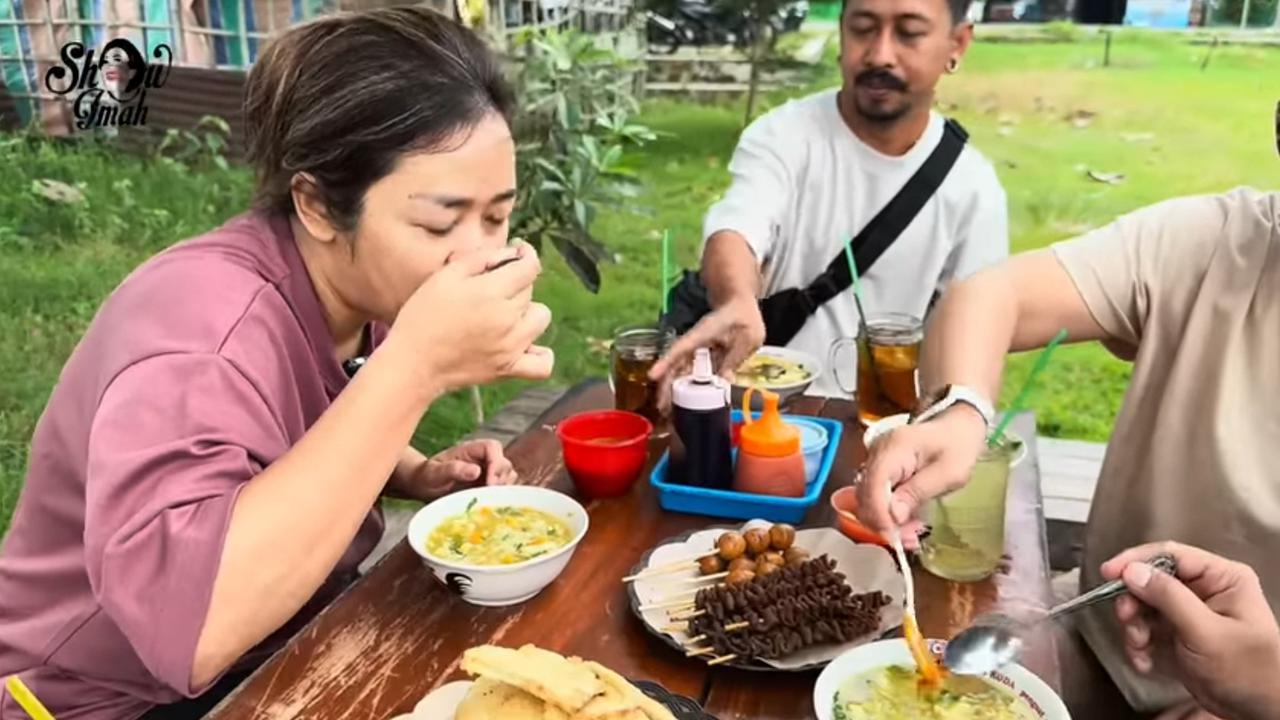 Jauh-jauh ke Jogja, Potret Sederhana Soimah Makan Soto Harga Rp5 Ribu di Pinggir Sawah - Dapat Rekomendasi Ajudan