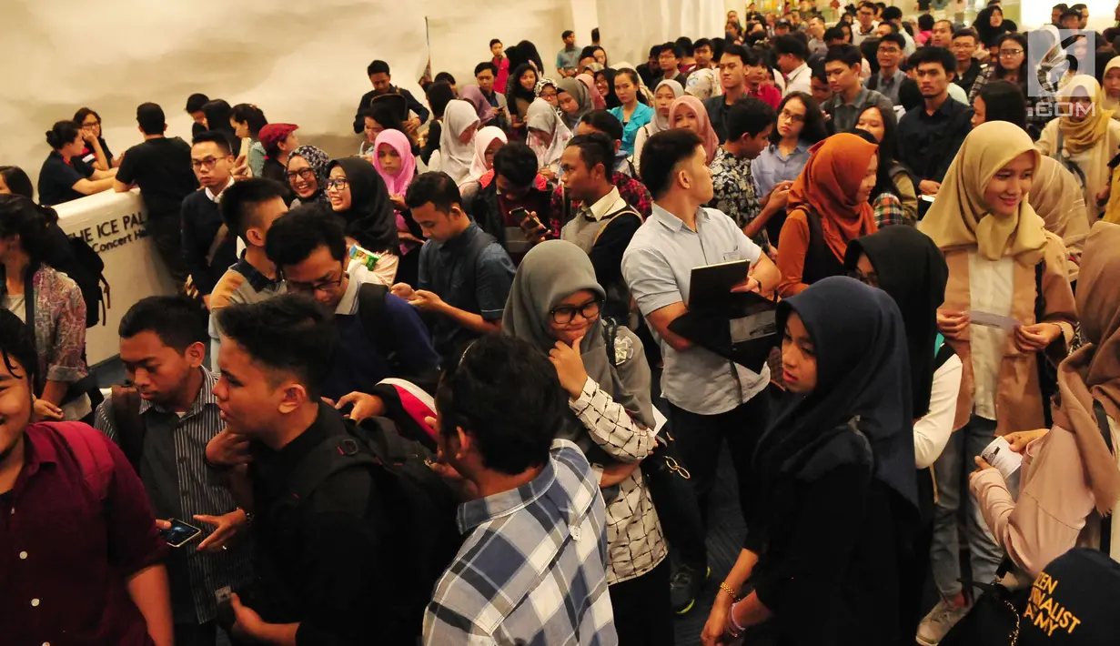 Sejumlah mahasiswa memadati lokasi pendaftaran untuk menjadi peserta Citizen Journalist Academy Energi Muda Pertamina, Jakarta, Kamis (27/7). (Liputan6.com/Helmi Afandi)