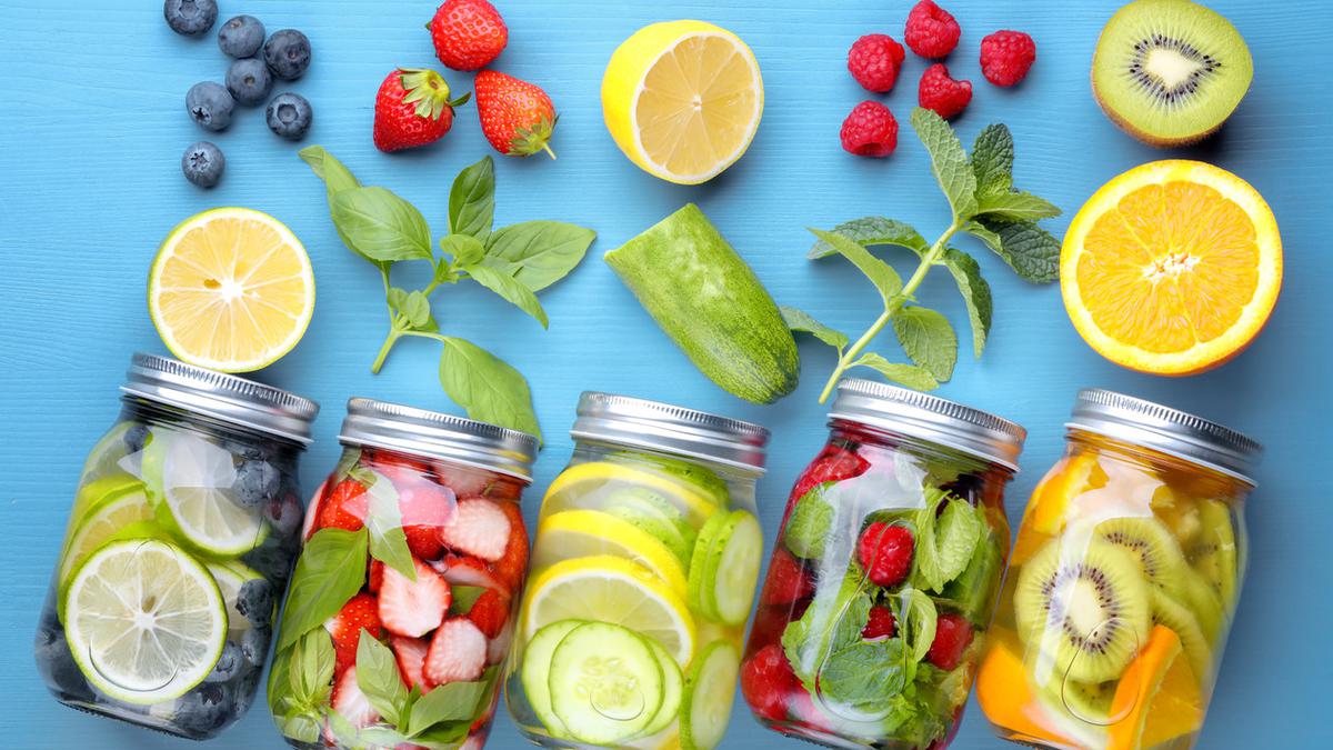 Detoksifikasi tubuh dengan infused water lemon dan mint