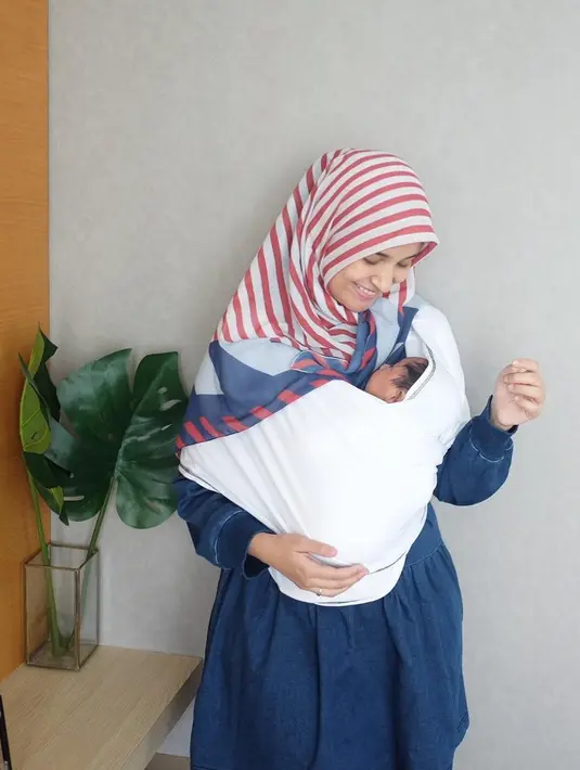 Sebagai seorang ibu, Shireen akan memberikan yang terbaik buat hatinya yang baru saja dilahirkan sekitar sebulan lalu. Dan kehadiran anak ketiganya  semakin membuat kebersamaan menghiasi hari-harinya. (Instagram/shireensungkar)