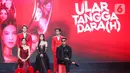 Artis pemeran film series Ular Tangga Dara(H) berpose usai konferensi pers Vidio Original Series 2024 bertemakan Rumah Cerita bertabur bintang di Jakarta, Kamis (29/2/2024). (Liputan6.com/Angga Yuniar)