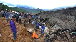 Tim SAR dan relawan mencari korban musibah tanah longsor di Dusun Cimapag, Sirnaresmi, Cisolok, Sukabumi, Jawa Barat, Selasa (1/1). Luasnya lokasi longsor mempersulit pencarian korban hilang. (Merdeka.com/Arie Basuki)