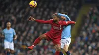 Gelandang Liverpool, Georginio Wijnaldum, duel udara dengan gelandang Manchester City, David Silva, pada laga Premier League di Stadion Etihad, Manchester, Kamis (4/1). City menang 2-1 atas Liverpool. (AFP/Paul Ellis)