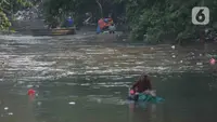 Debit air kali Ciliwung berkurang dimanfaatkan warga untuk mencari barang bekas botol plastik di Jakarta, Jumat (11/8/2023).  Hal ini dikarena debit bendungan Katulampa berkurang. Selain itu Tinggi Muka AIr (TMA di Katulampa masih berada 0 centimeter sejak awal Juni 2023. (merdeka.com/Imam Buhori)