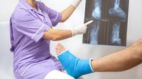 It's Unacceptable adalah pesan yang diganungkan dalam peringatan Hari Osteoporosis Sedunia 2025, ini maknanya. Foto: Pvproductions/Freepik.
