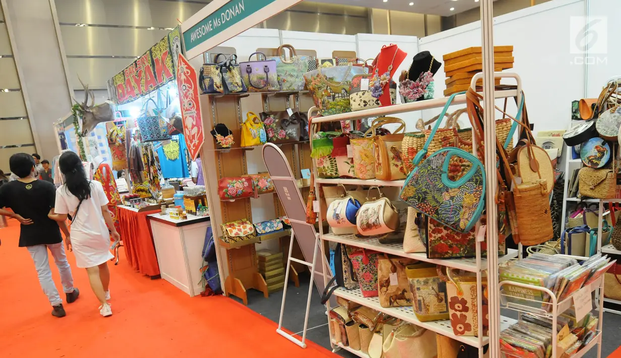 Sejumlah stand produk lokal yang ada pada Pekan Raya Indonesia (PRI) 2018 di ICE BSD City, Tangerang, Banten, Kamis (4/10). Ajang ini lebih besar dari tahun-tahun sebelumnya dan menghadirkan beragam kegiatan baru. (Merdeka.com/Arie Basuki)