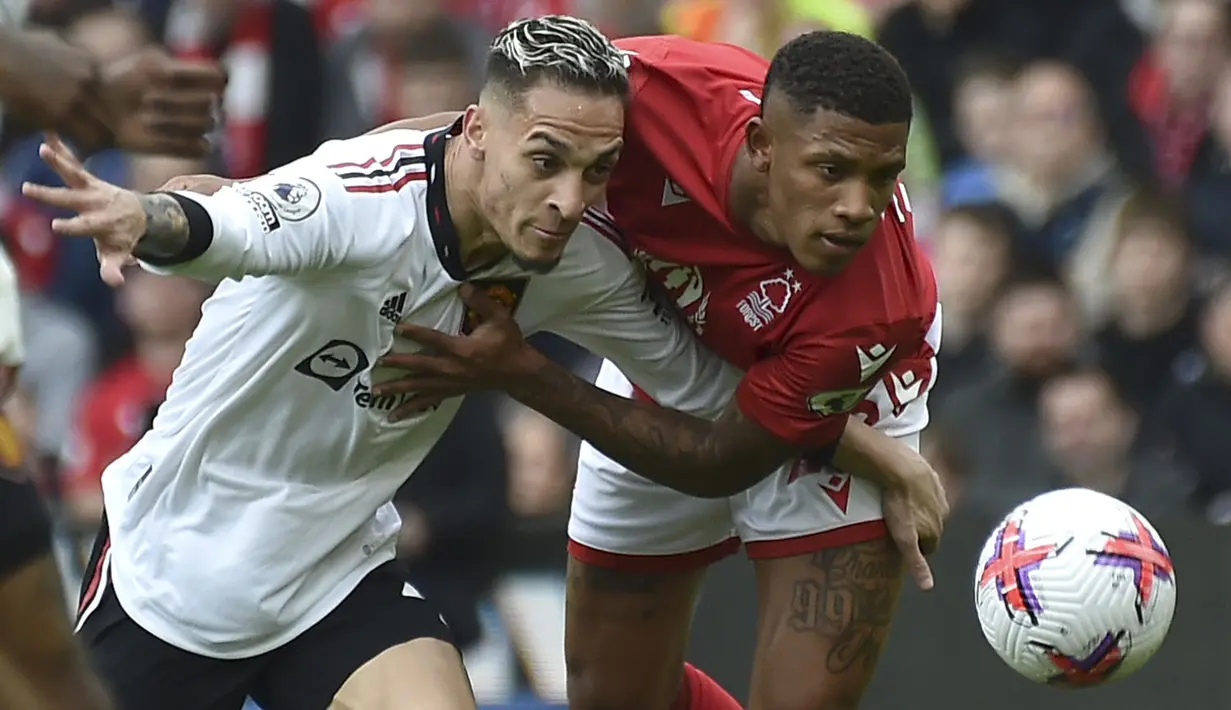 Pemain Manchester United, Antony (kiri) berebut bola dengan pemain Nottingham Forest, Danilo saat laga pekan ke-31 Liga Inggris 2022/2023 di City Ground, Nottingham, Senin (17/04/2023) dini hari WIB. Setan Merah berhasil menang dengan skor 2-0. (AP Photo/Rui Vieira)