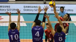Pemain Timnas Bola Voli Putra Thailand, Thungkham Chaiwat (kanan) melepaskan spike yang berusaha diblok dua pemain Indonesia, Jasen Natanael Kilanta (kanan) dan Hendra Kurniawan pada laga terakhir putaran kedua SEA V League 2023 di di Santa Rosa Sports Complex, Laguna, Filipina, Minggu (30/7/2023). Indonesia menang 3-2 (25-27, 20-25, 25-21, 25-21 dan 15-9) dan menjadi juara. (Phillippines National Volleyball Federation)