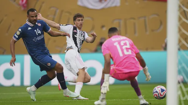 Aksi Kenan Yildiz yang menghasilkan gol pertama Juventus ke gawang Wydad AC di Piala Dunia Antarklub 2025, Minggu (23/06/2025). (AP Photo/Chris Szagola)