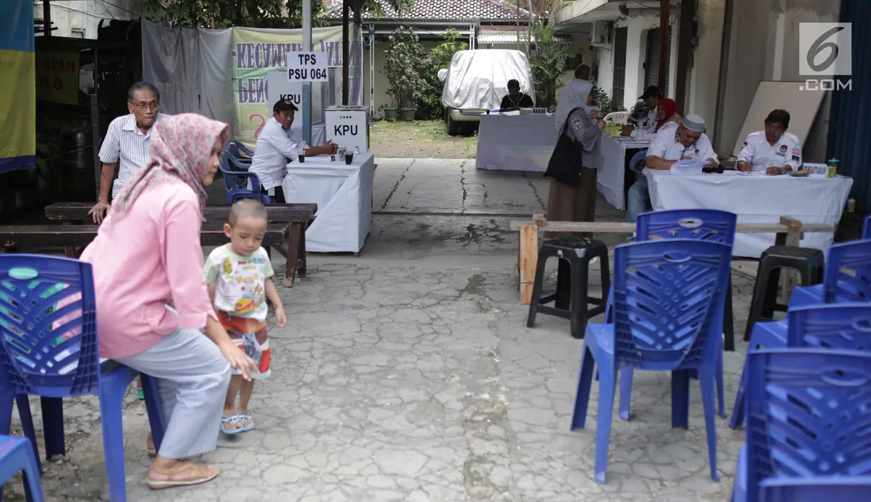 Suasana Pemungutan Suara Ulang (PSU) Pemilu 2019 di TPS 064  Kelurahan Rawamangun,  Jakarta Timur, Sabtu (27/4). Pelaksanaan PSU di TPS tersebut dilakukan karena banyaknya pemilih yang menggunakan e-KTP tanpa memiliki A5 saat hari pencoblosan 17 April lalu. (Liputan6.com/Faizal Fanani)