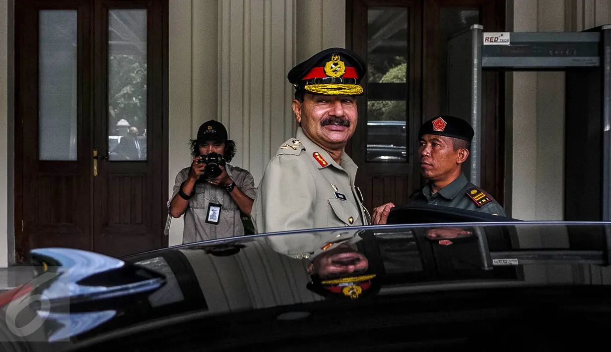Jenderal Rashad Mahmood dari Pakistan tersenyum kepada media usai melakukan pertemuan tertutup dengan Menkopolhukam Wiranto di Kemenkopolhukam, Jakarta, Selasa (20/9). Pertemuan membahas hubungan kedua negara. (Liputan6.com/Faizal Fanani) 