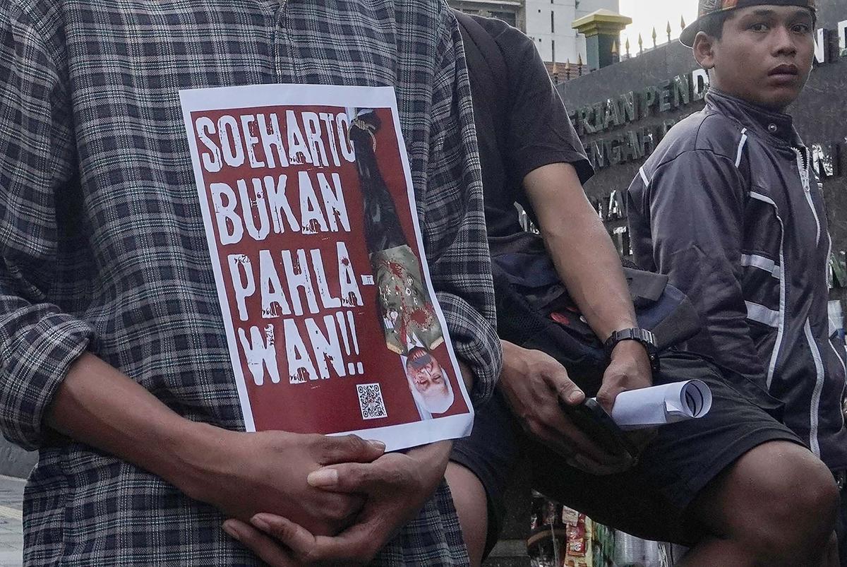 FOTO: Aktivis Gelar Aksi Tolak Penganugerahan Gelar Pahlawan untuk Soeharto
