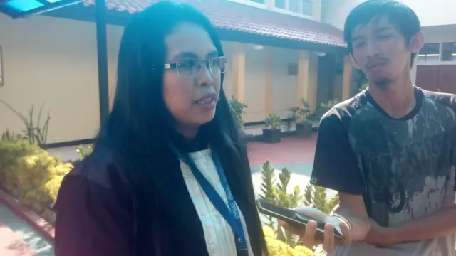 Kuasa hukum VA, Asri Vidya Dewi, saat memberikan keterangannya kepada wartawan di Pengadilan Negeri Garut, Jawa Barat