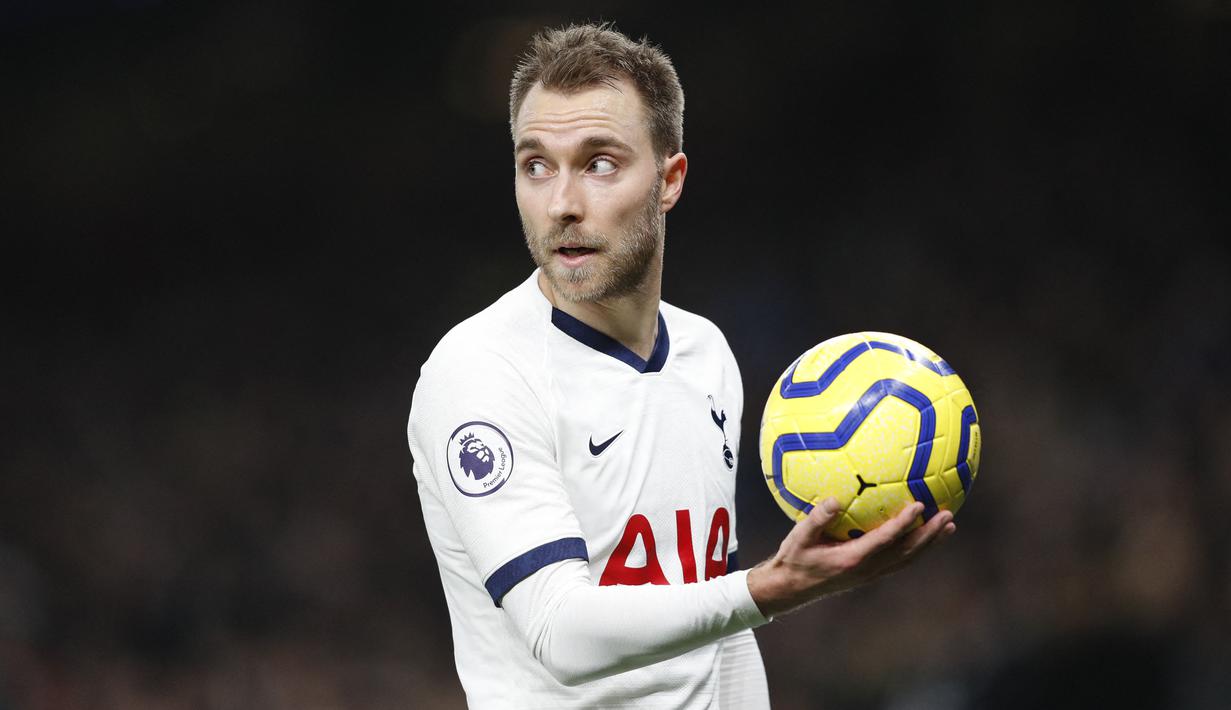Christian Eriksen - Kabar terbaru menyebutkan bahwa mantan pemain Tottenham ini sudah siap bermain setelah mengalami masalah jantung di Euro 2020. Klub Liga Inggris seperti Leicester City, Newcastle dan Brentford tertarik menggunakan jasa pemain berusia 29 tersebut. (AFP/Adrian Dennis)
