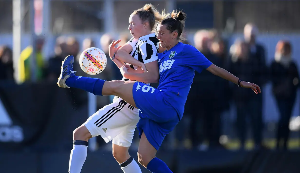 Gelandang tim wanita Juventus, Sanni Maija Franssi (kiri) berebut bola dengan bek Sassuolo Zoi Gloria Giatras saat bertanding melawan Sassuolo di Liga wanita Italia di Juventus Center di Vinovo (18/11). Juventus menang 2-0. (AFP Photo/Marco Bertorello)
