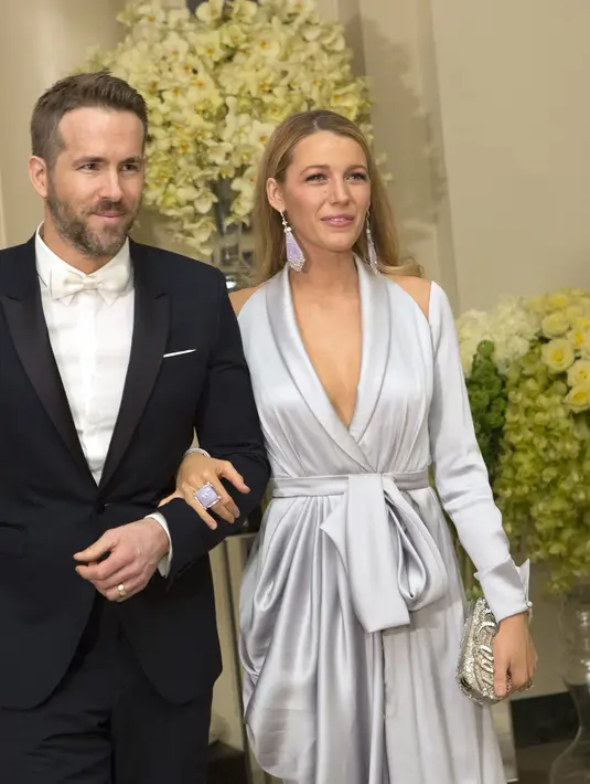 Seperti yang dilansir oleh US Weekly, Blake dan Ryan Renolds nampak berjalan bersama namun Blake berusaha menutupi bagian perutnya dengan jubah yang dikenakannya. (AFP/Bintang.com)