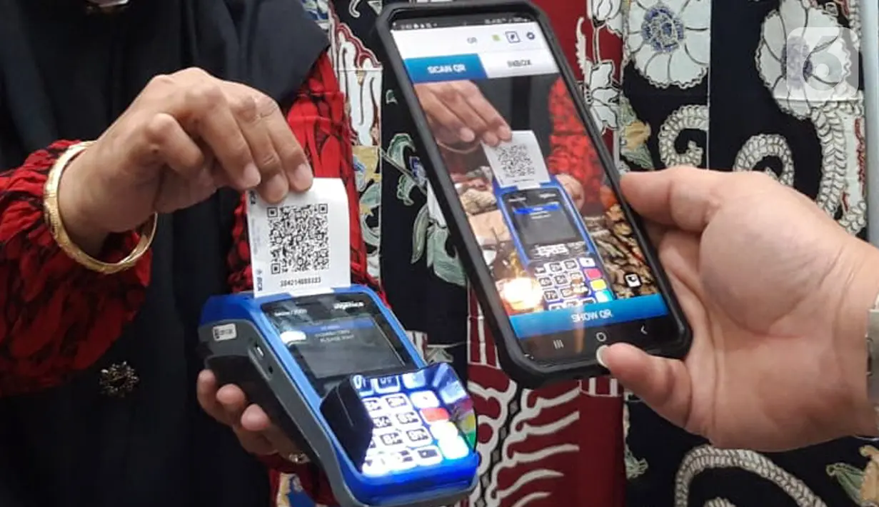 Pelaku UMKM bertransaksi menggunakan QR Code BCA mobile pada pameran Adi Wastra Nusantara di Jakarta (11/2/2022). Bertepatan dengan momen Hari Ulang Tahun BCA yang ke-65, BCA mendukung UMKM di Indonesia melalui tiga pilar utama yaitu Pilar Pembayaran, Pembinaan, dan Pembiayaan. (Liputan6.com/HO/Eko)